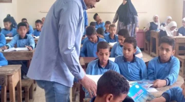 اعتراف مُعلم بصعوبة منهج دراسات الصف الثاني الإعدادي يثير جدلاً واسعاً للمطالبة بتخفيفه